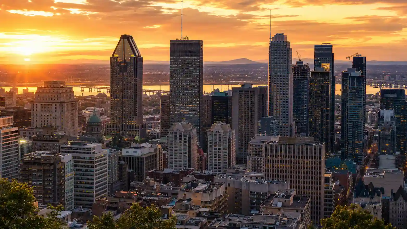 Thumbnail-For-Online Loan in Montreal for Everyday Cash Gaps-By-Mini Cash(2)